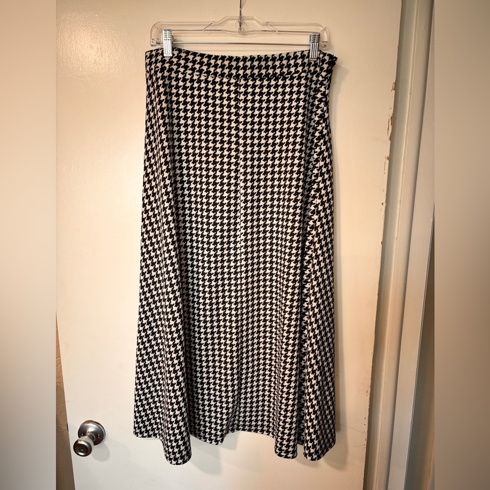 Classic Black and White Houndstooth Skirt
